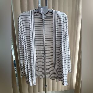 Market & Spruce Light Gray and White Knit Top